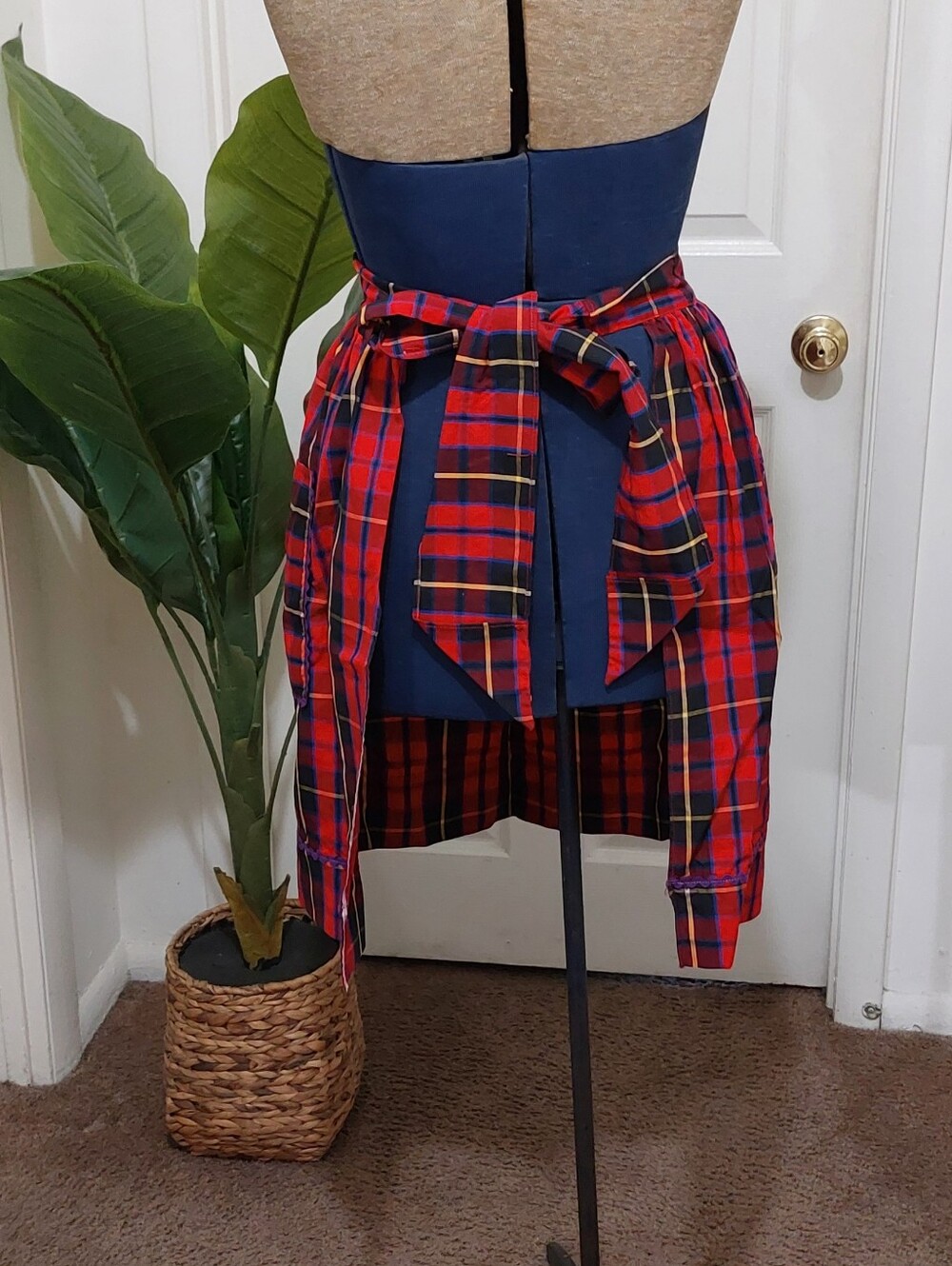 Vintage Red Plaid Apron - Picture 5 of 5